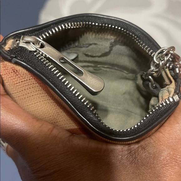 Burberry Stylish Beige and Black Clutch - Picture 4 of 4